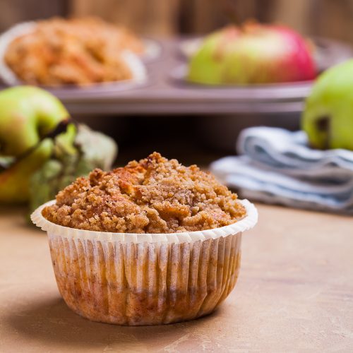 Домашние маффины с яблоками и корицей крупным планом