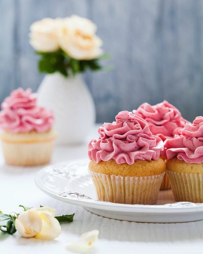 Рецепт кокосовых капкейков с ягодным масляным кремом