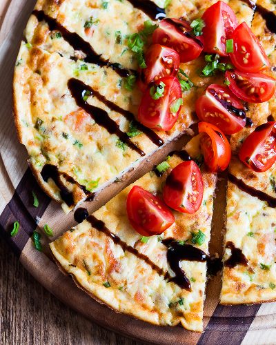 Фриттата-с-копчёной-форелью-и-зелёным-луком frittata-s-kopchyonoj-forel-yu-i-zelyony-m-lukom