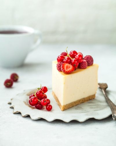 Кусочек Чизкейка Нью-Йорк с ягодами