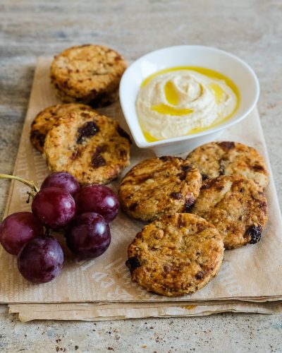 Сырное печенье с изюмом и голубым сыром и классический хумус