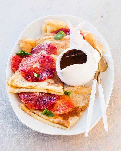 Французские-блины-с-апельсином-коньяком-и-карамельным-соусом Francuzskie-bliny-s-apelsinom-konyakom-i-karamelnym-sousom