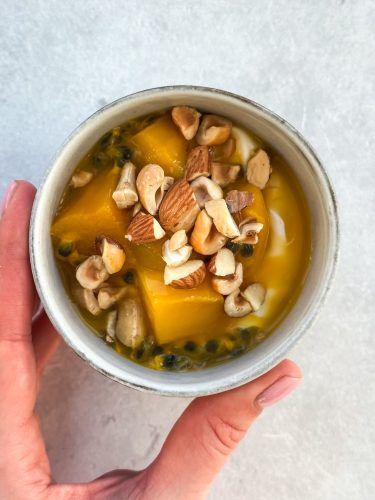 Стакан с белковым творожком, манго и орешками