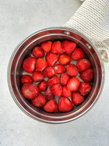 замороженная клубника в ковшике