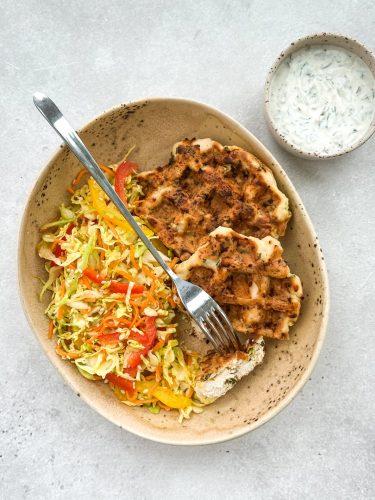 куриные вафли с соусом на тарелке