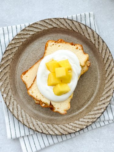 кусочки творожной запеканки с манкой на тарелке