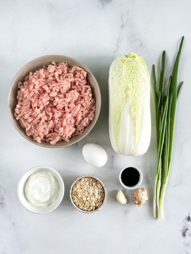 раскладка продуктов для куриных котлет с пекинской капустой на столе
