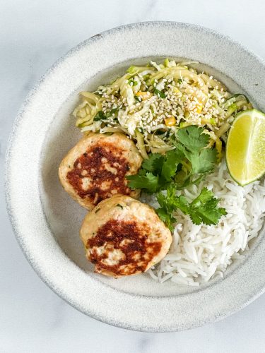 Сочные куриные котлеты с пекинской капустой крупным планом