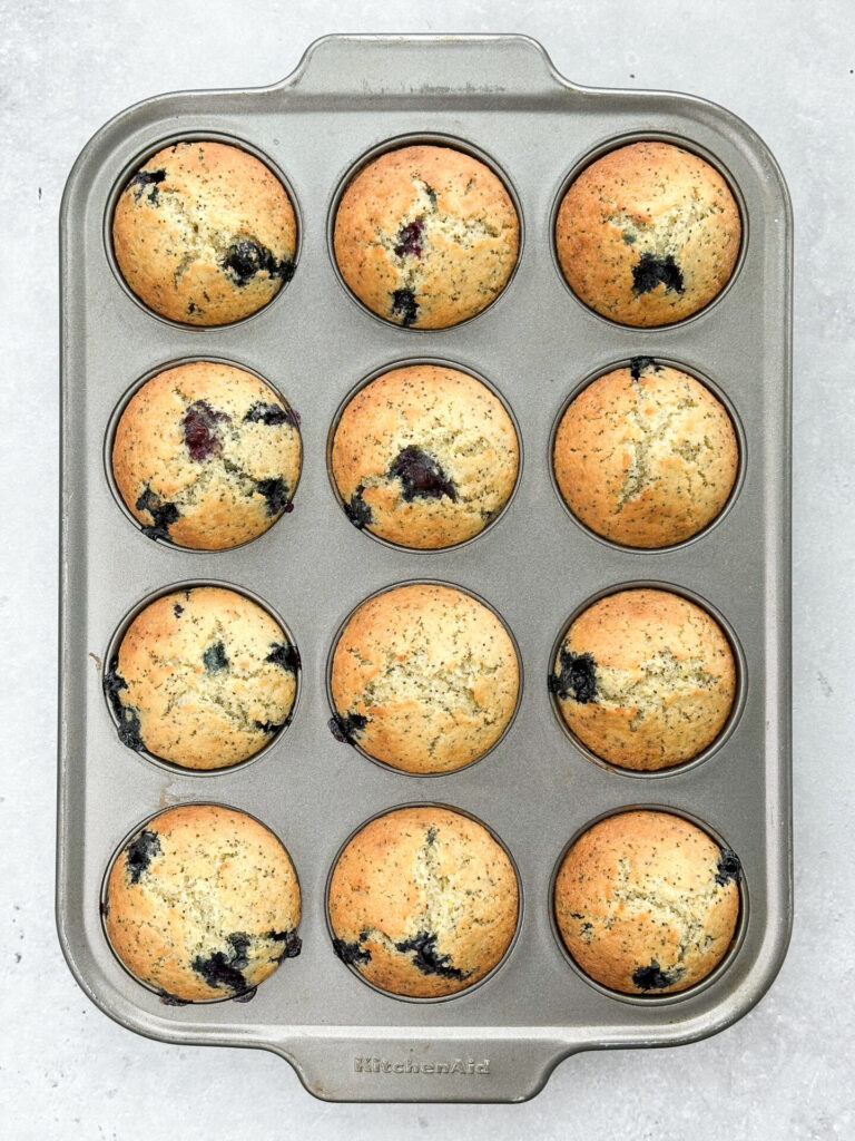 Лимонные маффины с голубикой после выпечки
