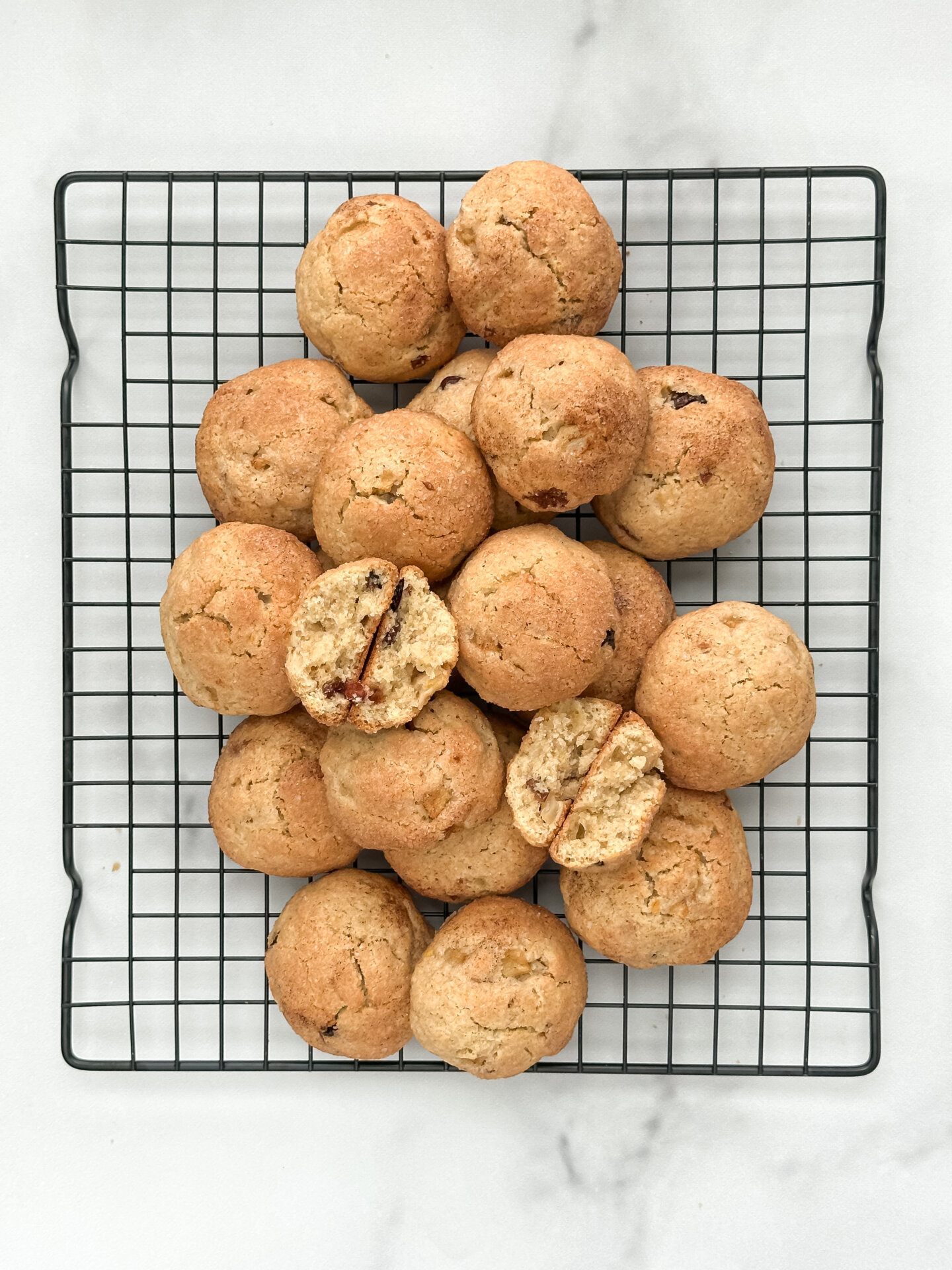 Печенье с яблоками и изюмом горкой